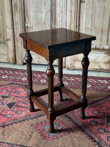 Vintage Oak Side Table – Diamond-Set Veneer Top & Fluted Legs
